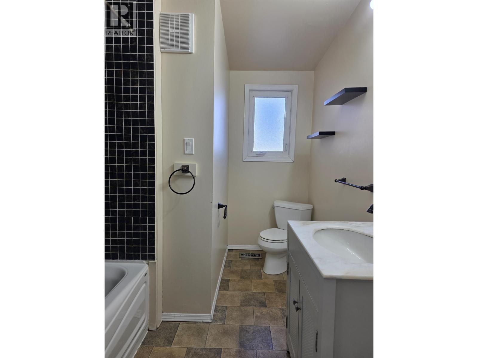 4048 FOURTH AVENUE, Smithers