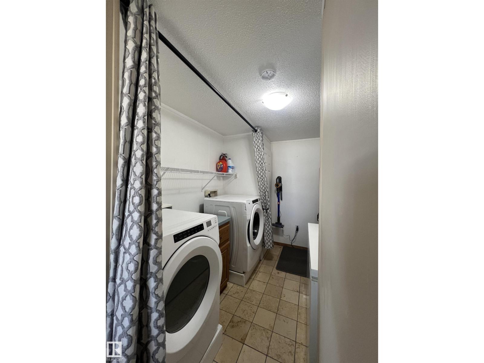 2 SUNSET BV, Spruce Grove