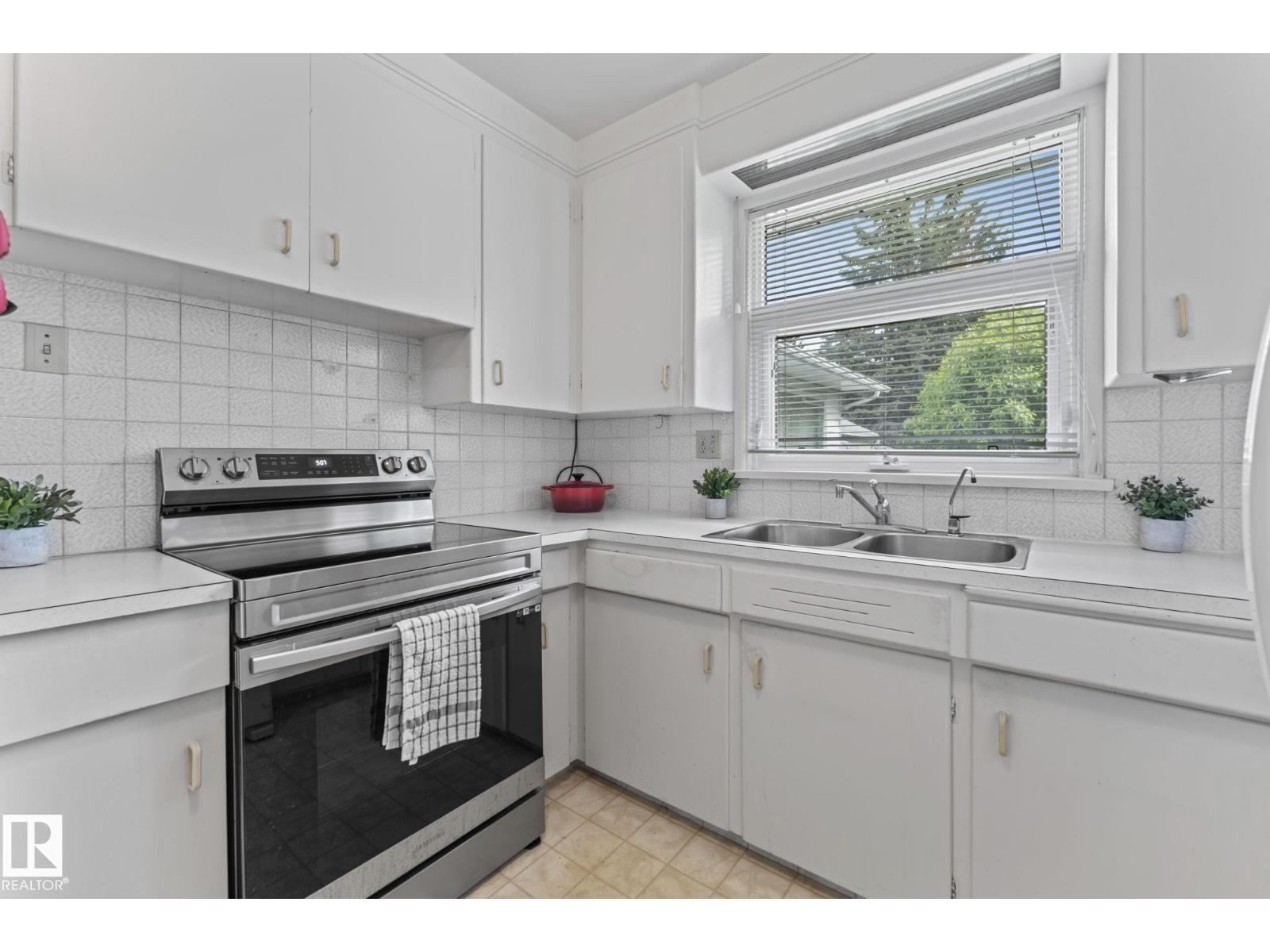 11223 71 AV NW, Edmonton