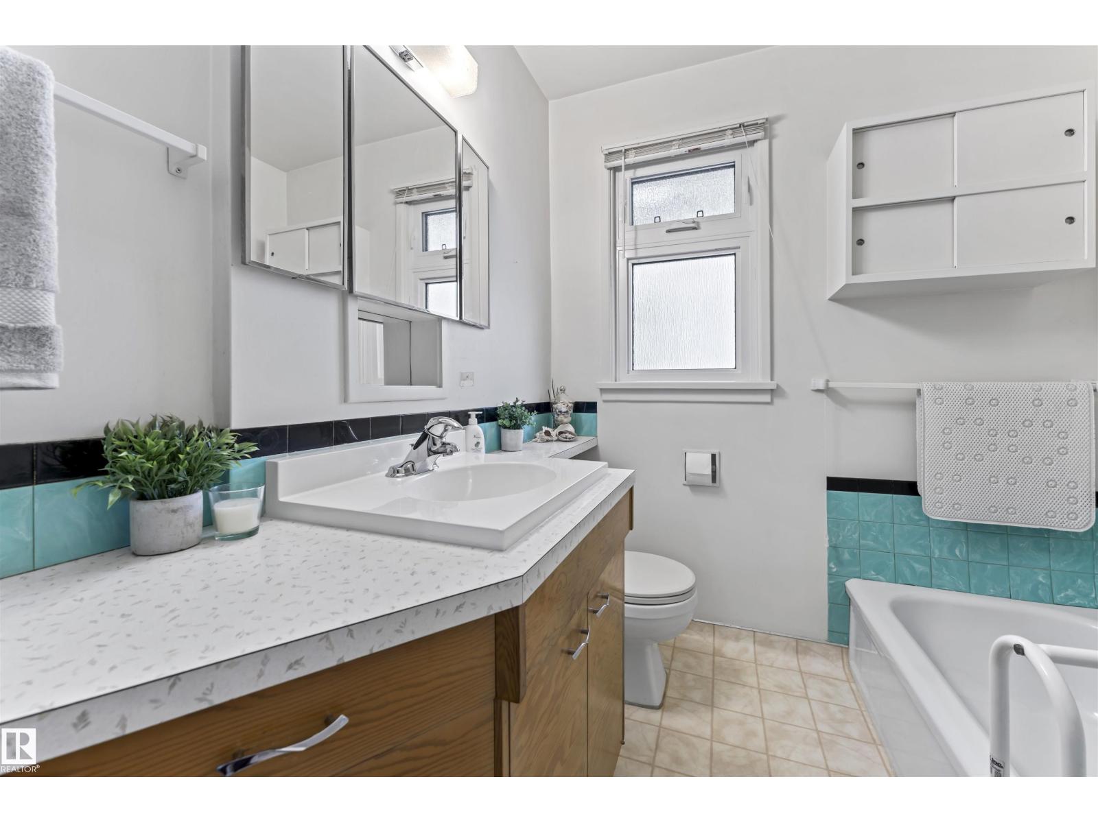 11223 71 AV NW, Edmonton