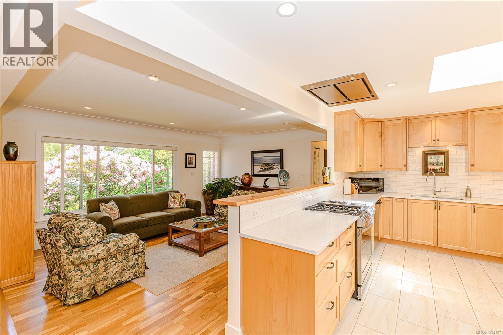 987 McBriar Avenue, Saanich