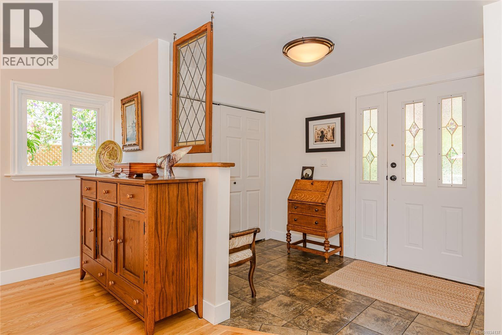  987 McBriar Avenue, Saanich