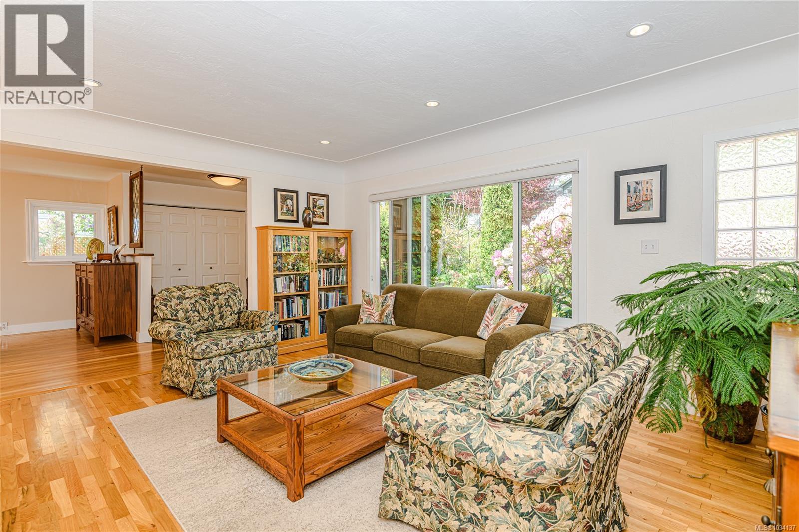  987 McBriar Avenue, Saanich