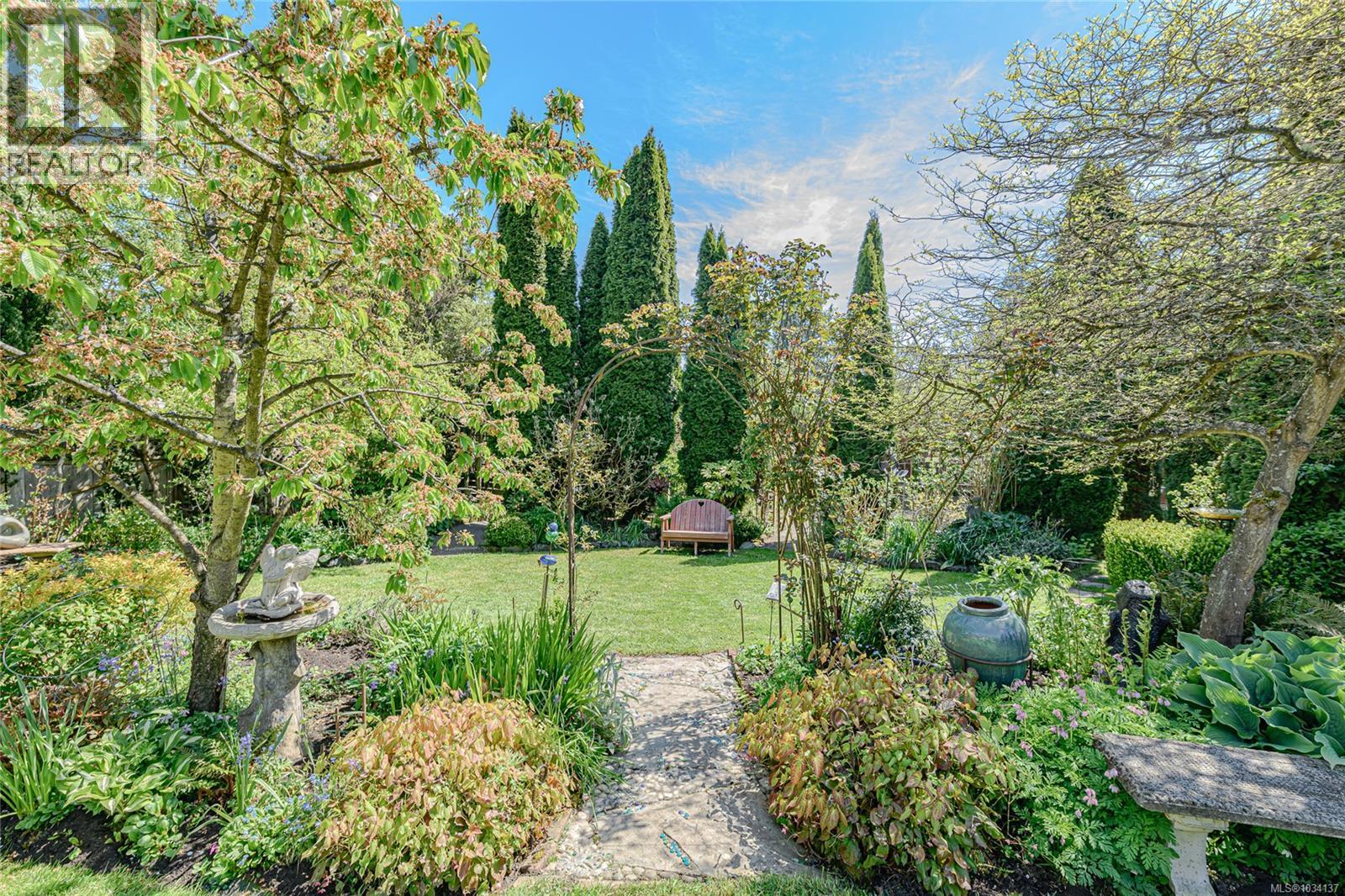  987 McBriar Avenue, Saanich
