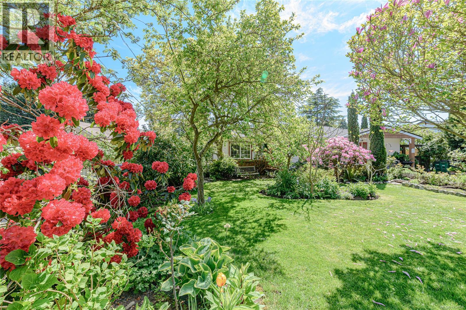  987 McBriar Avenue, Saanich