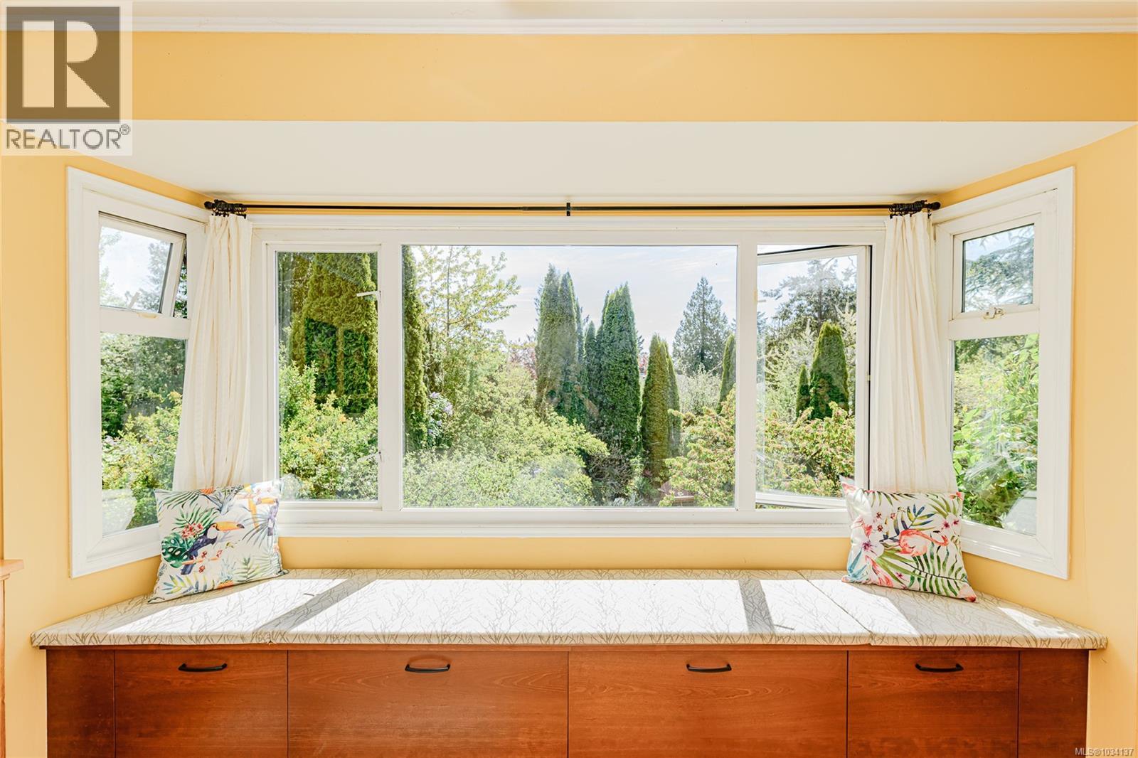  987 McBriar Avenue, Saanich