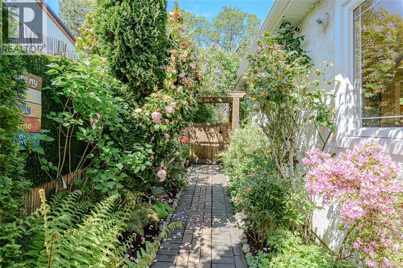  987 McBriar Avenue, Saanich