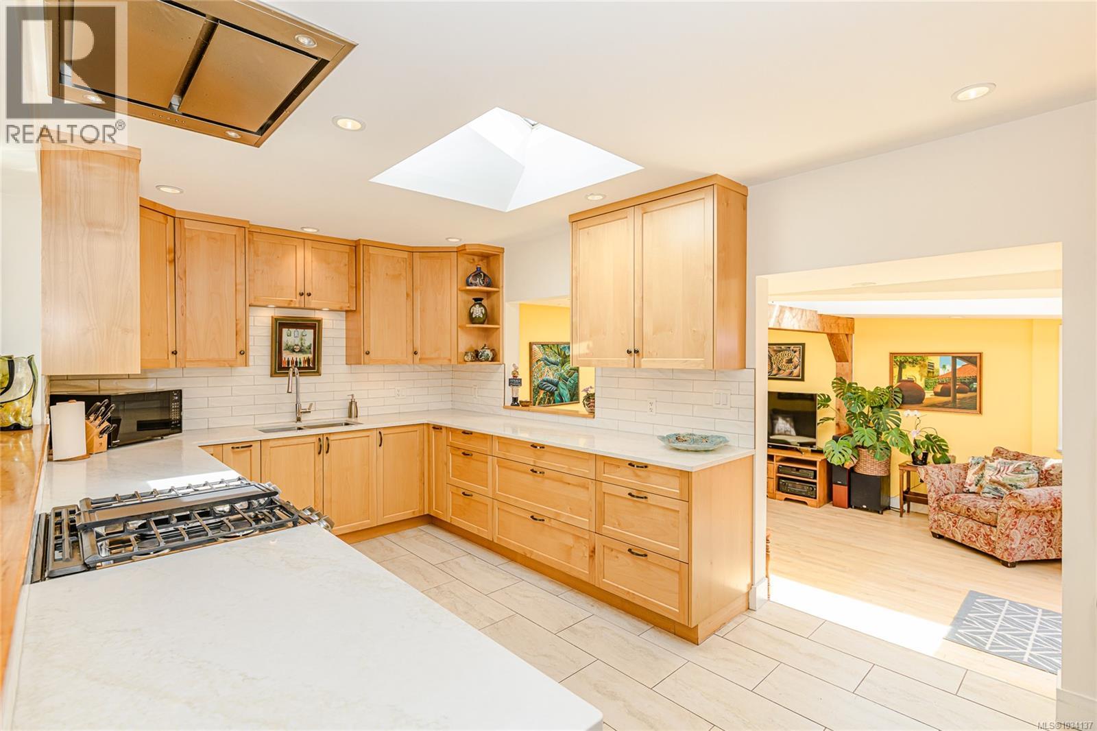 987 McBriar Avenue, Saanich