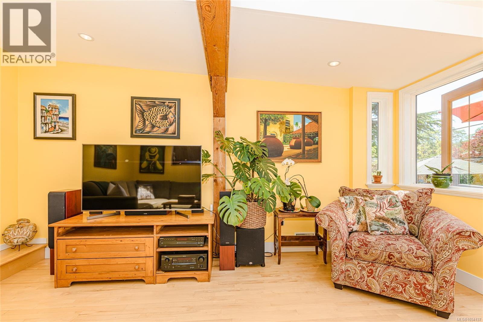  987 McBriar Avenue, Saanich