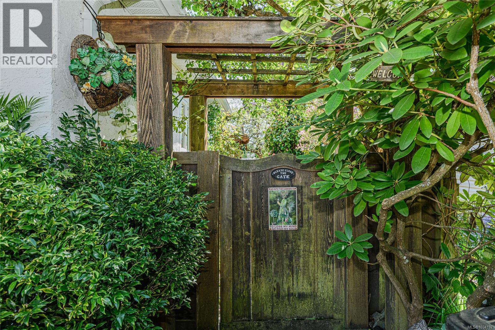  987 McBriar Avenue, Saanich