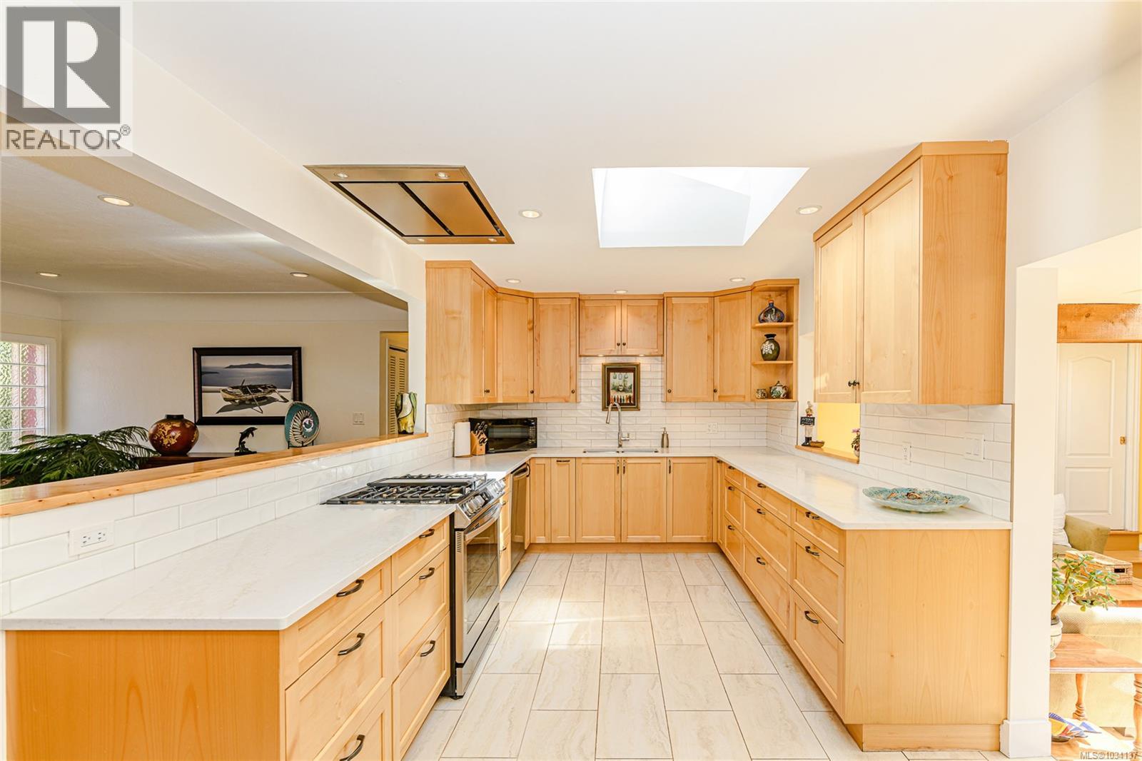  987 McBriar Avenue, Saanich