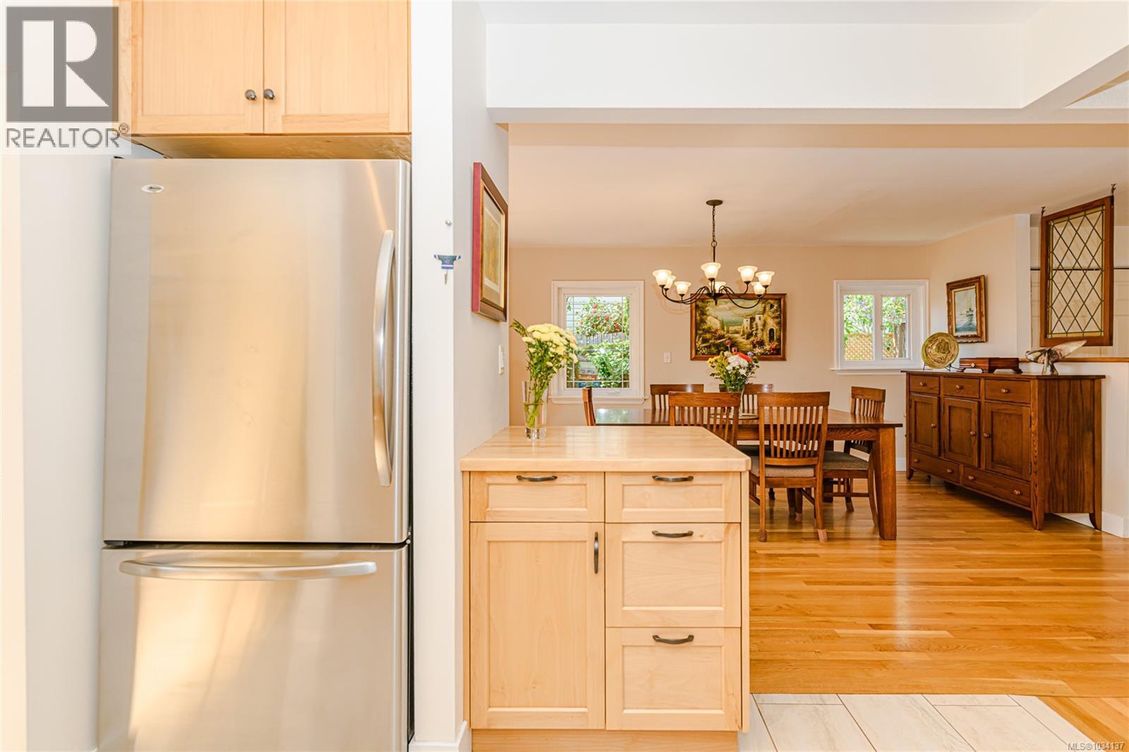  987 McBriar Avenue, Saanich