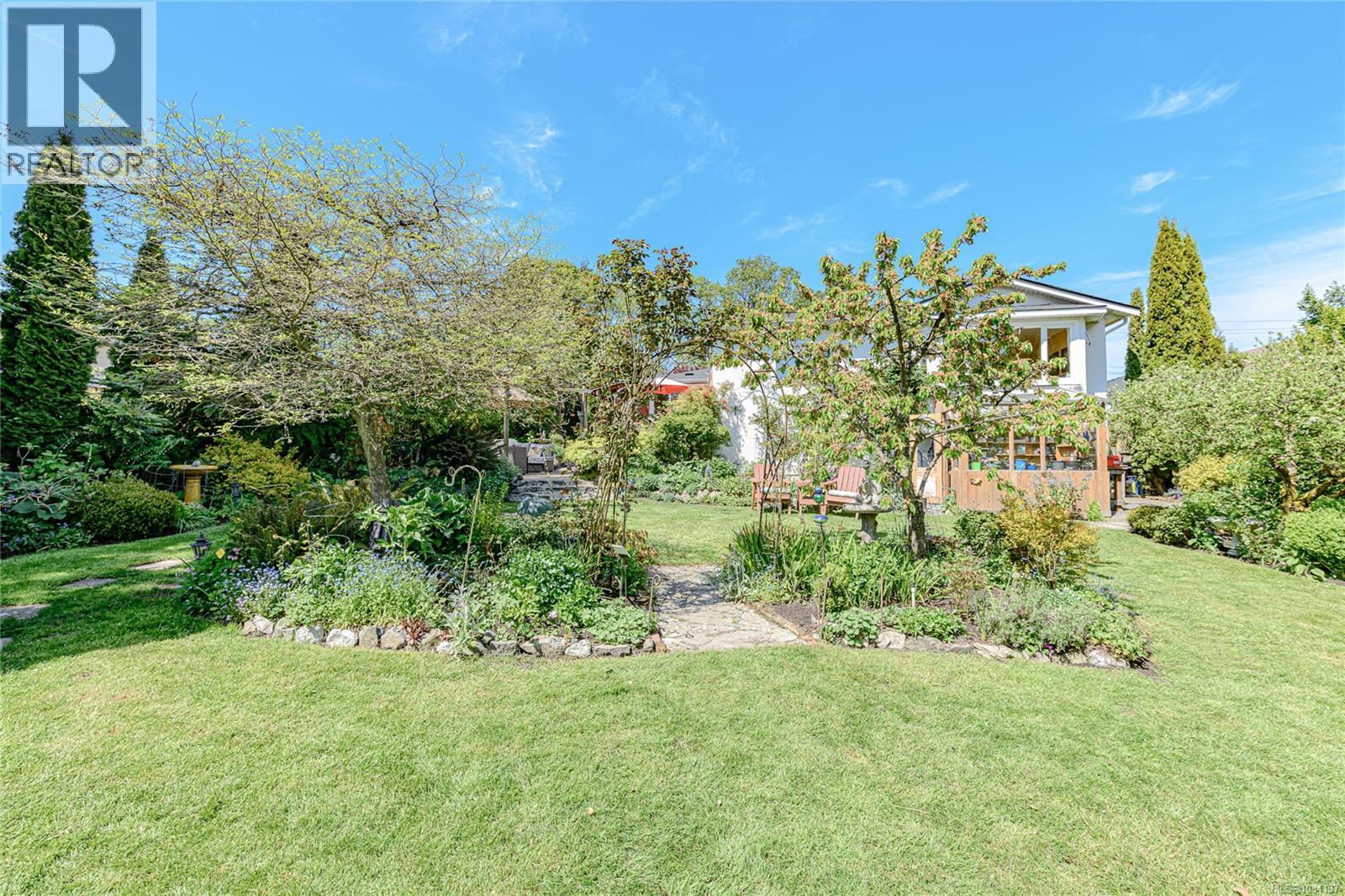  987 McBriar Avenue, Saanich