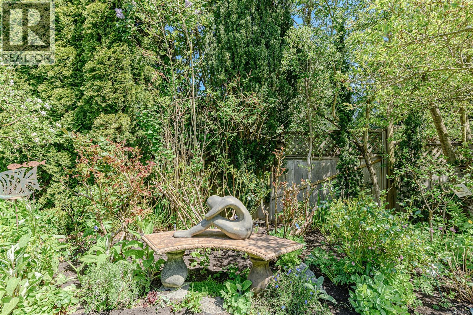  987 McBriar Avenue, Saanich