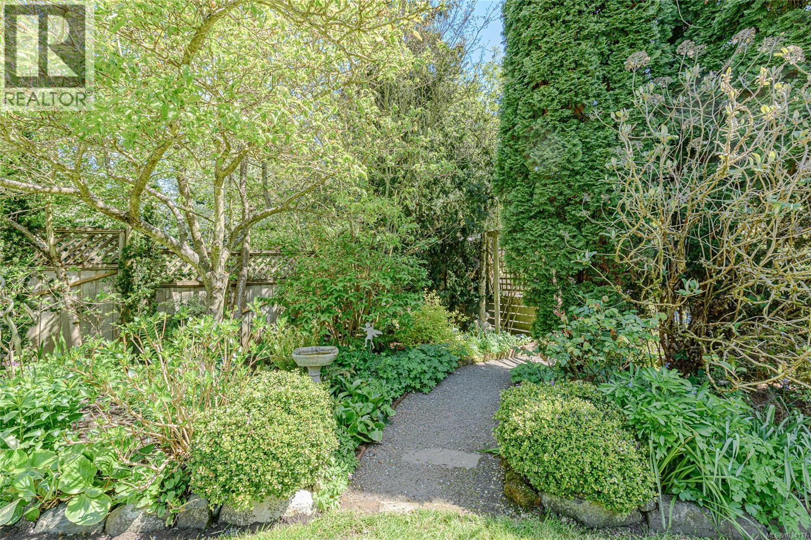  987 McBriar Avenue, Saanich