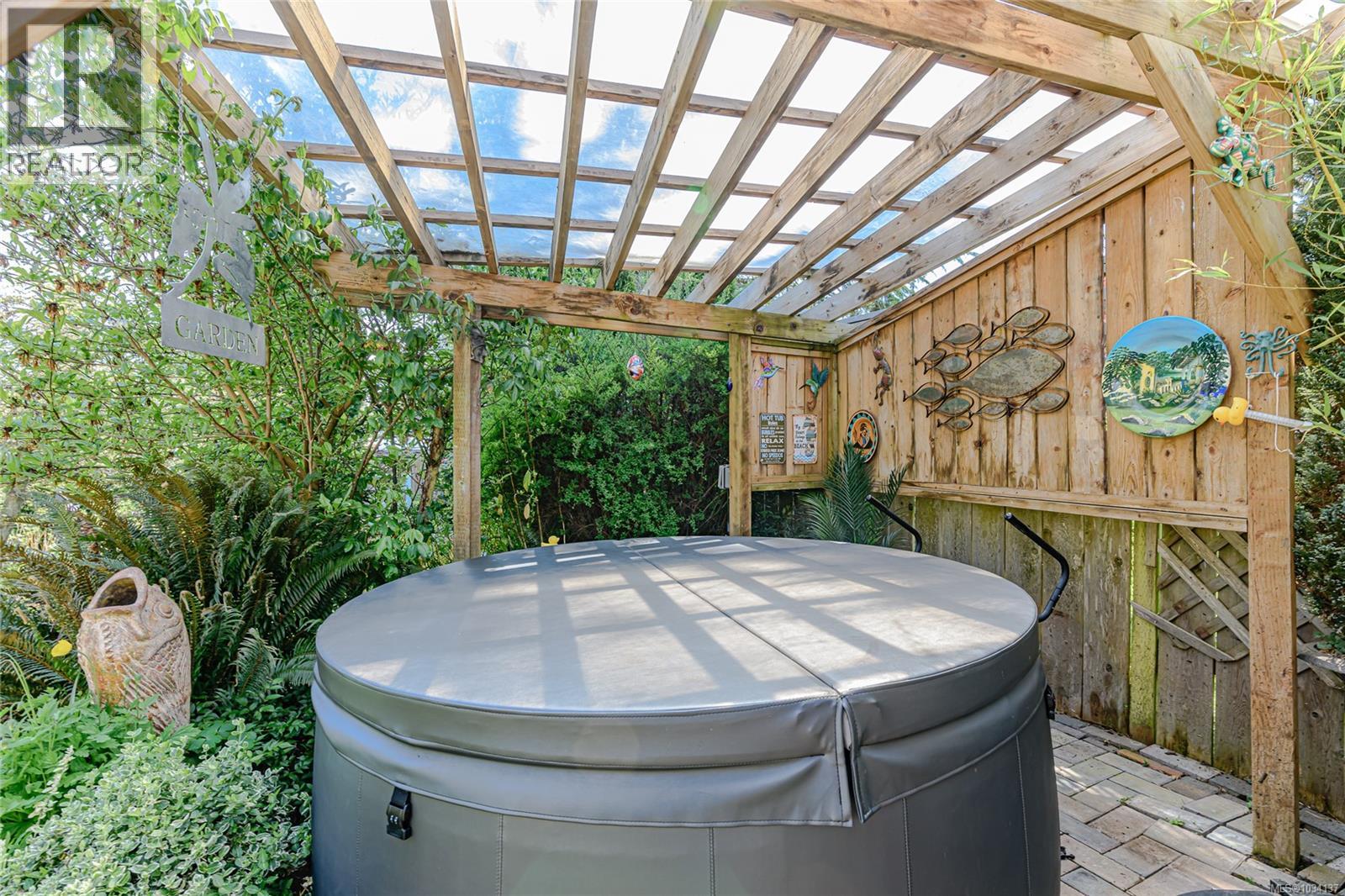  987 McBriar Avenue, Saanich