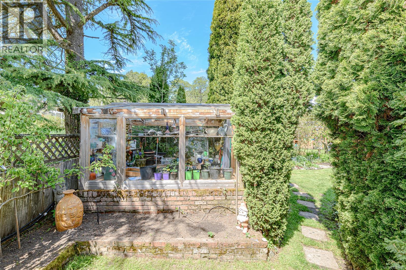  987 McBriar Avenue, Saanich