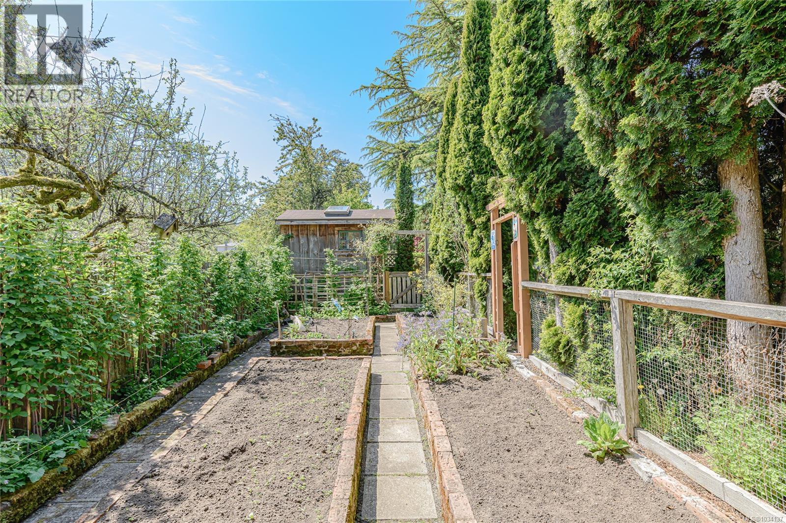  987 McBriar Avenue, Saanich