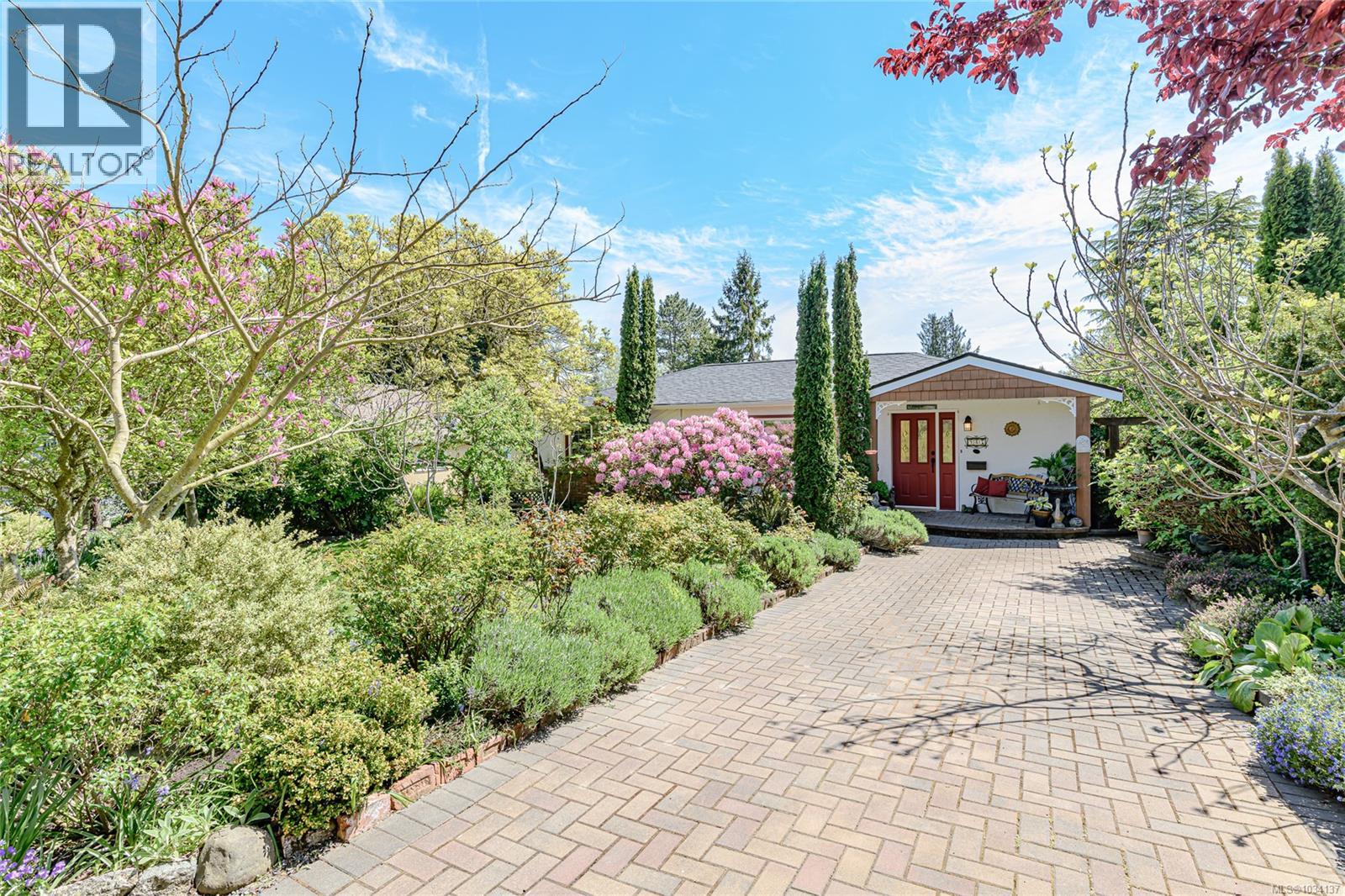  987 McBriar Avenue, Saanich