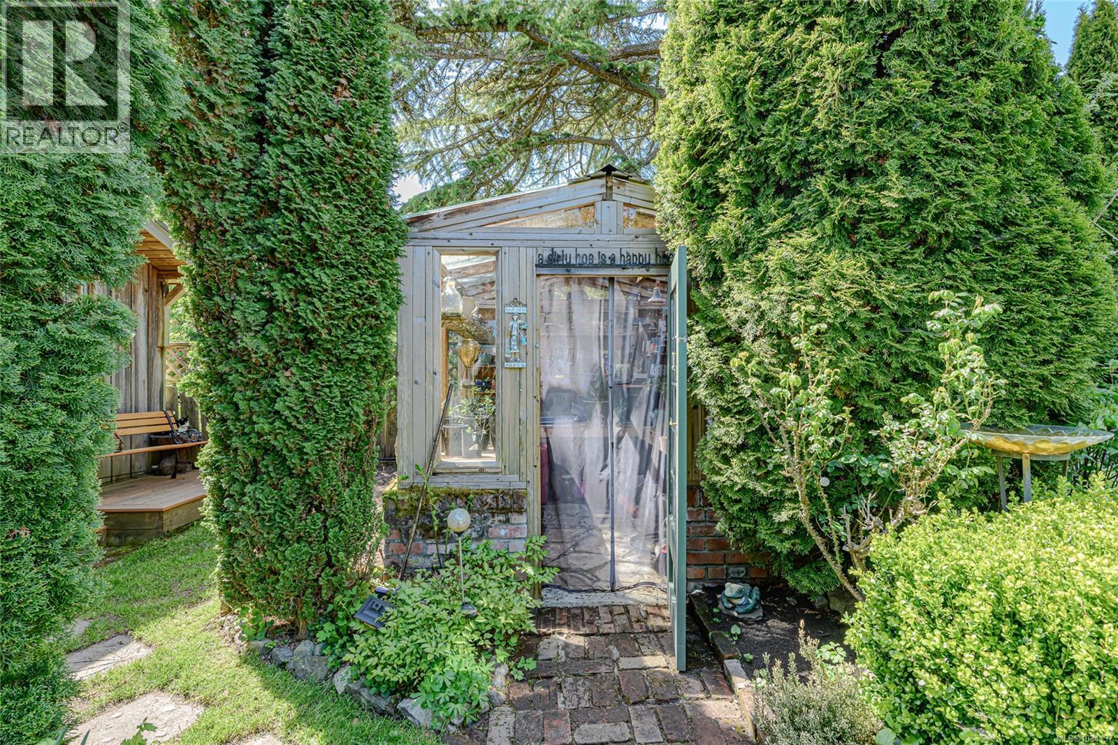  987 McBriar Avenue, Saanich