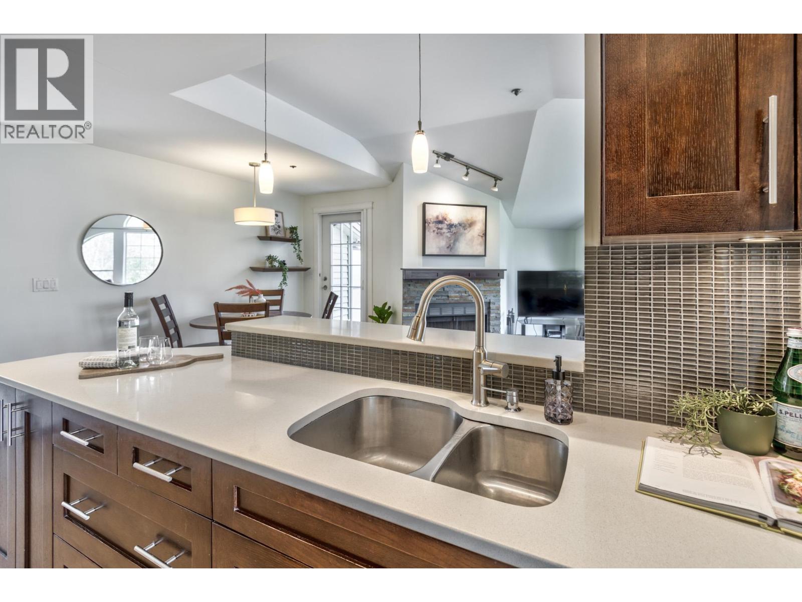 406 888 W 13TH AVENUE — photo 3