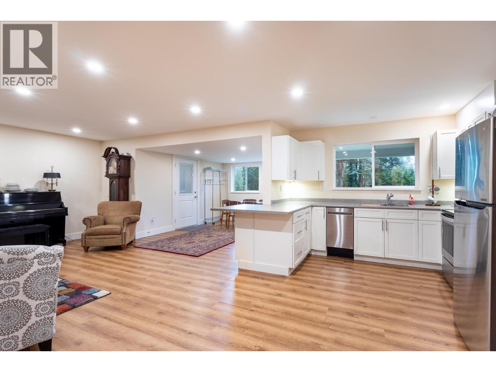 914 GOWER POINT ROAD, Gibsons