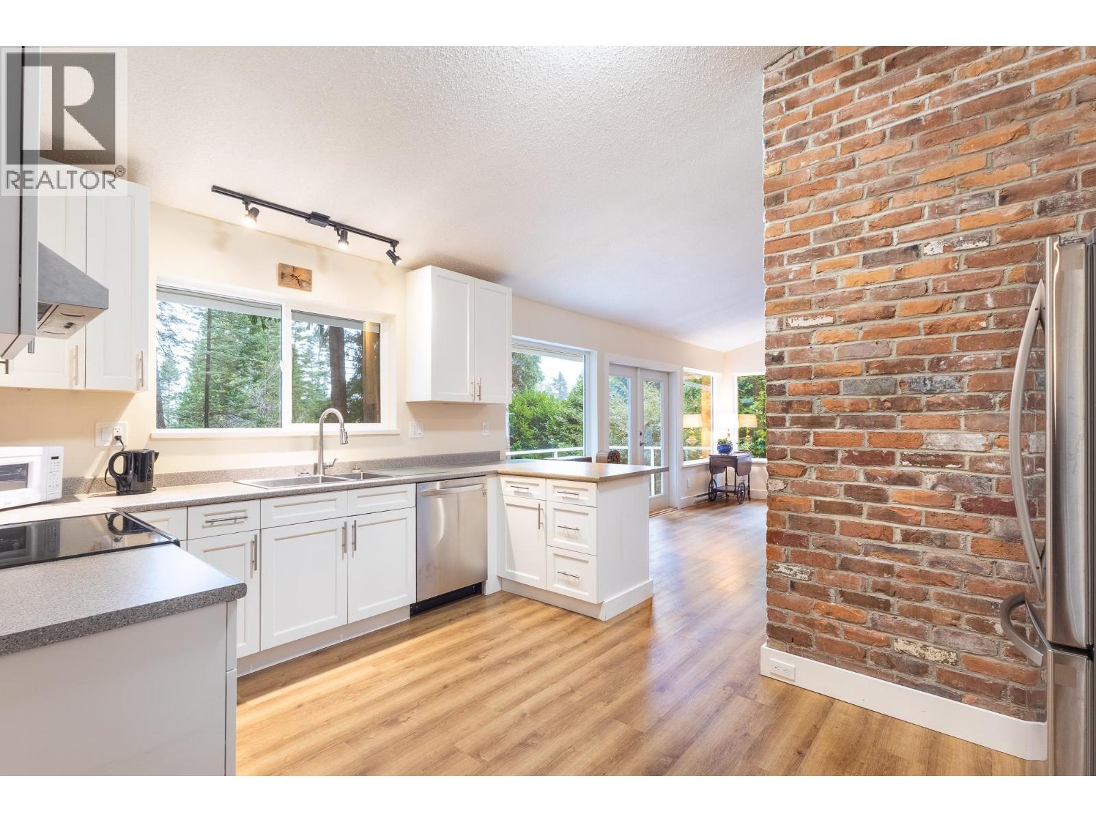 914 GOWER POINT ROAD, Gibsons