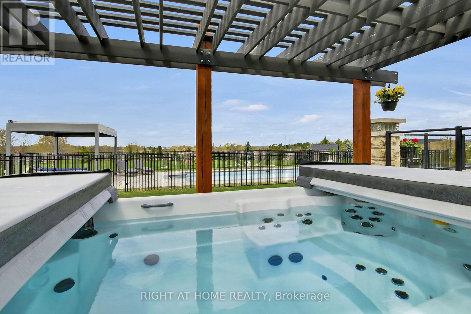 105 RAVENVIEW WAY - 44