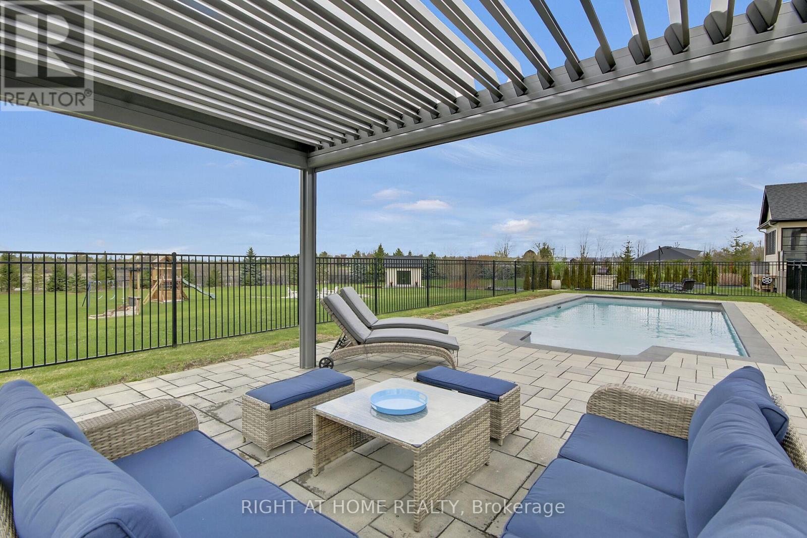 105 RAVENVIEW WAY - 46