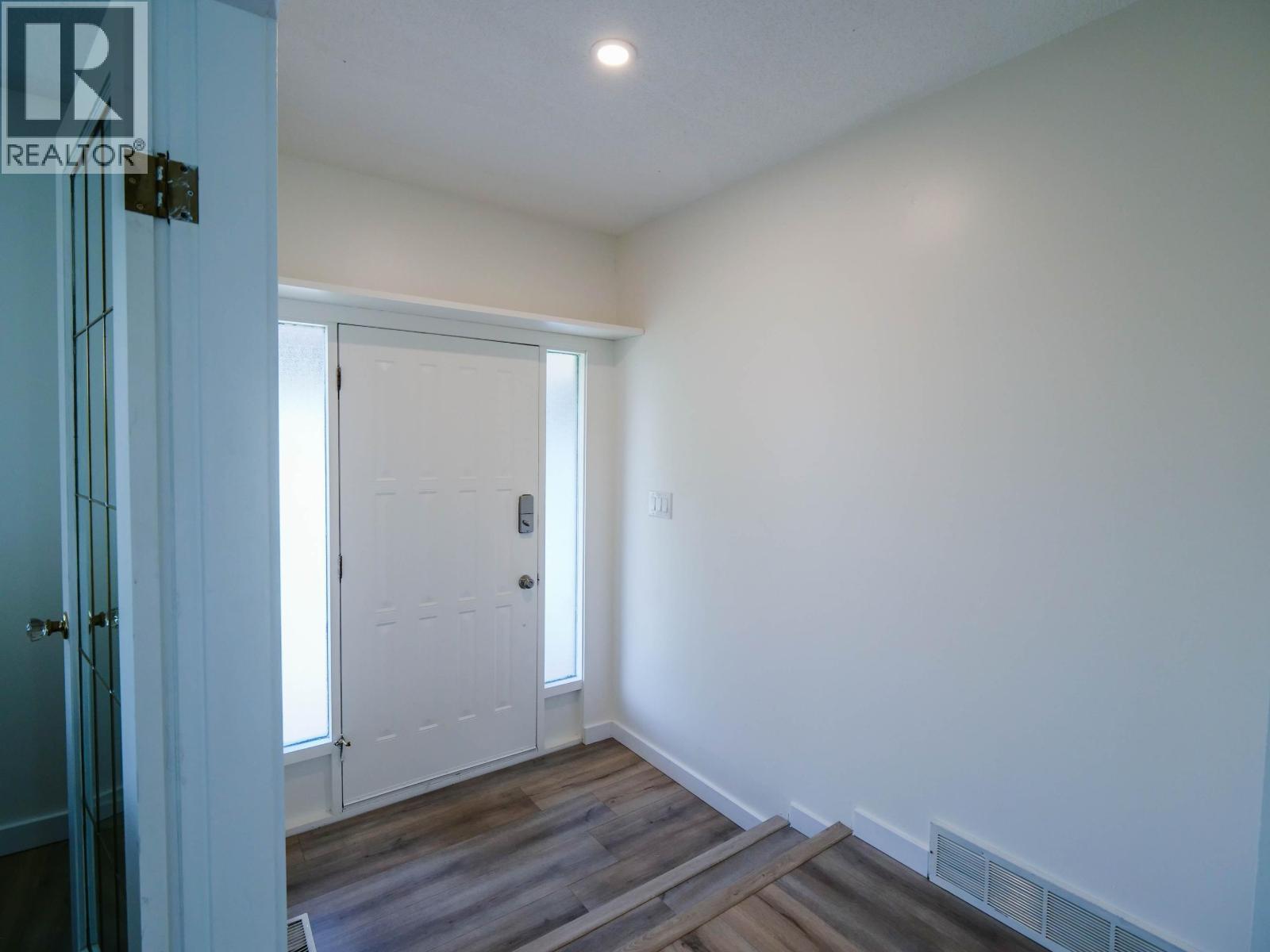 1324 MOFFAT AVENUE - 4