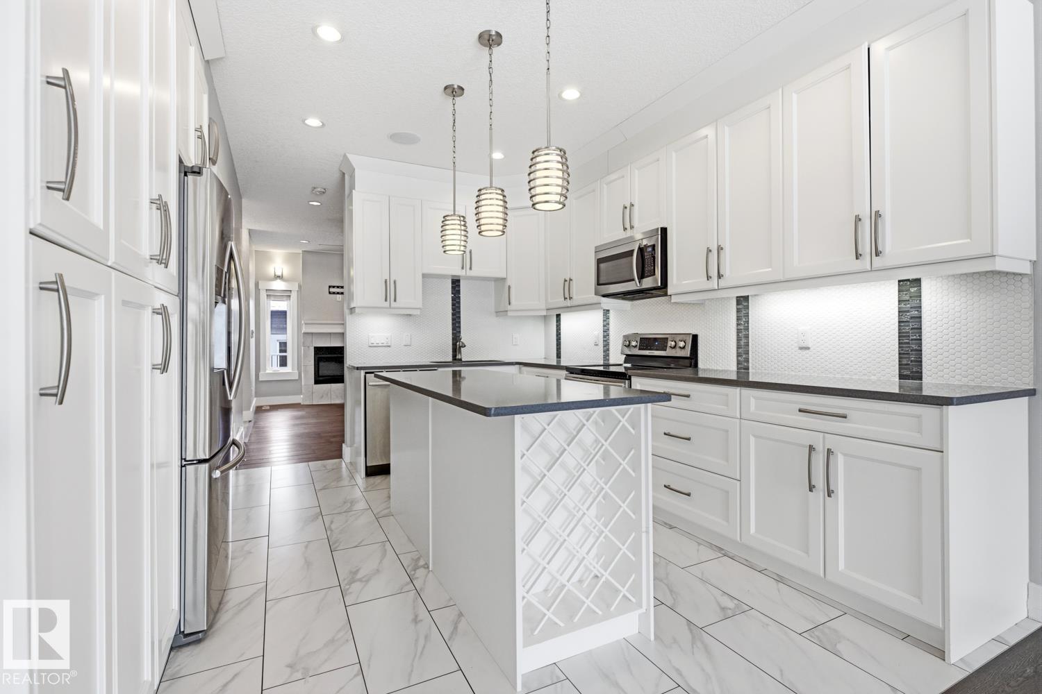 8144 78 AV NW - 15