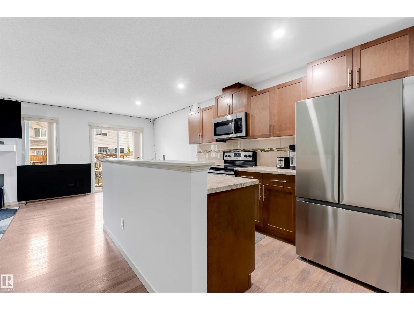 3048 16 AV NW, Edmonton