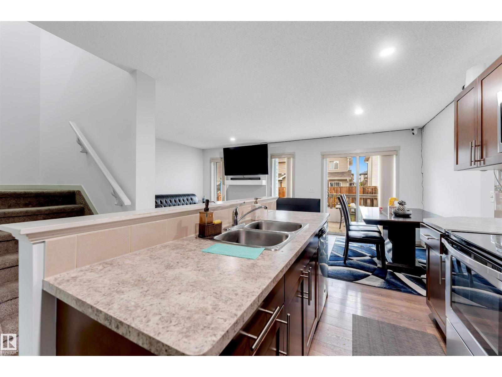3048 16 AV NW, Edmonton