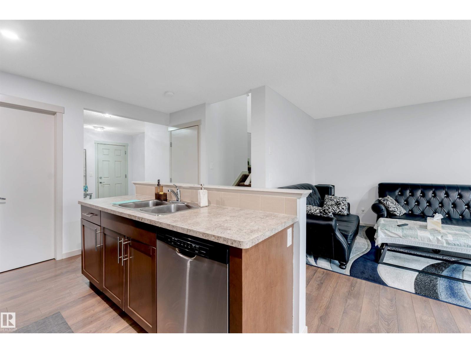 3048 16 AV NW, Edmonton