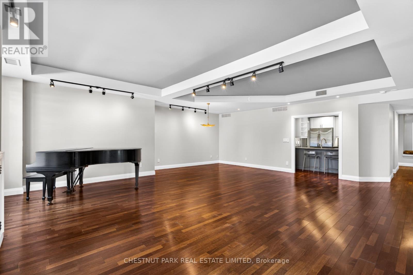 #203 21 SHAFTESBURY AVENUE - 11