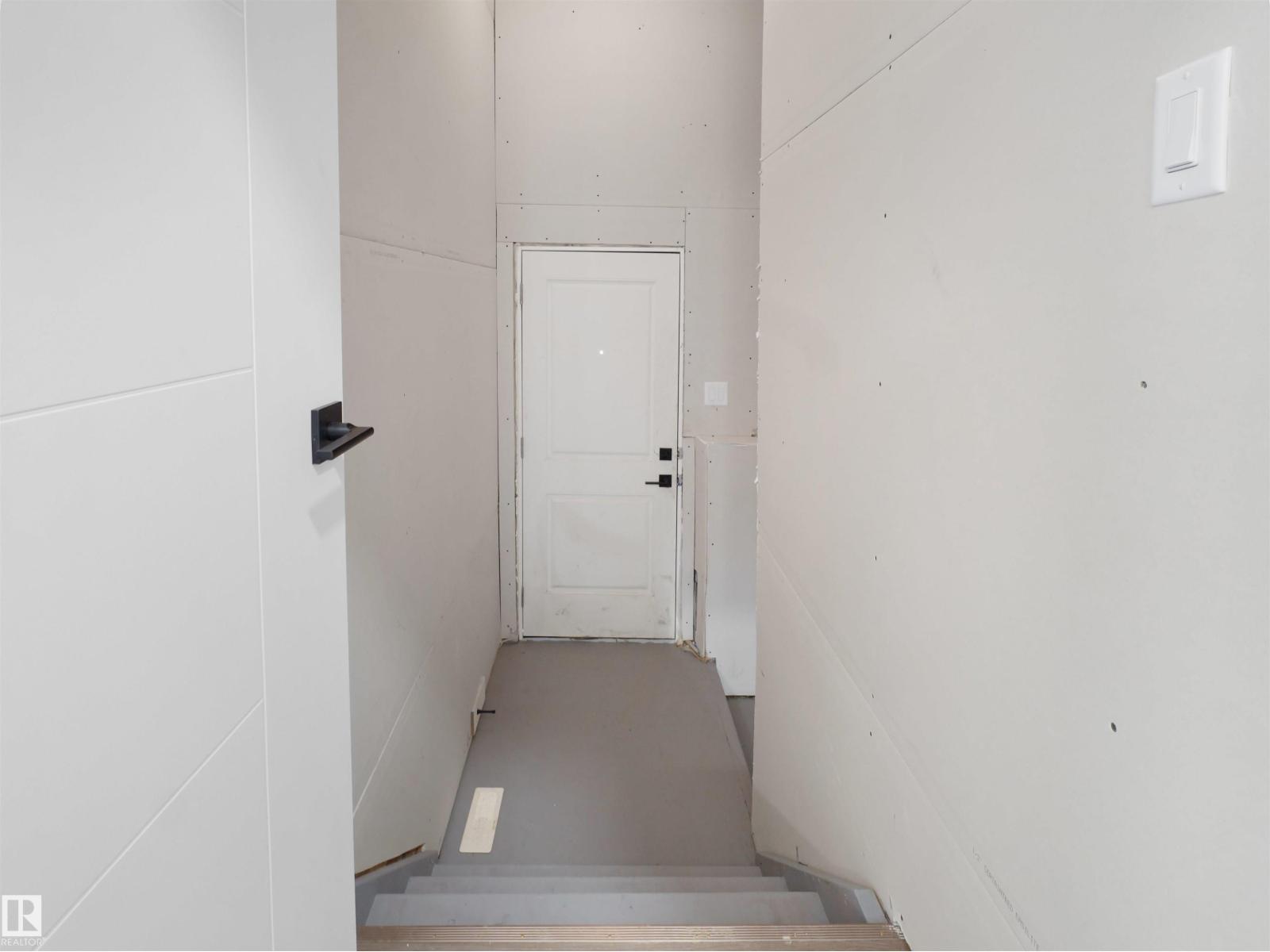 5225 47 Ave - 10