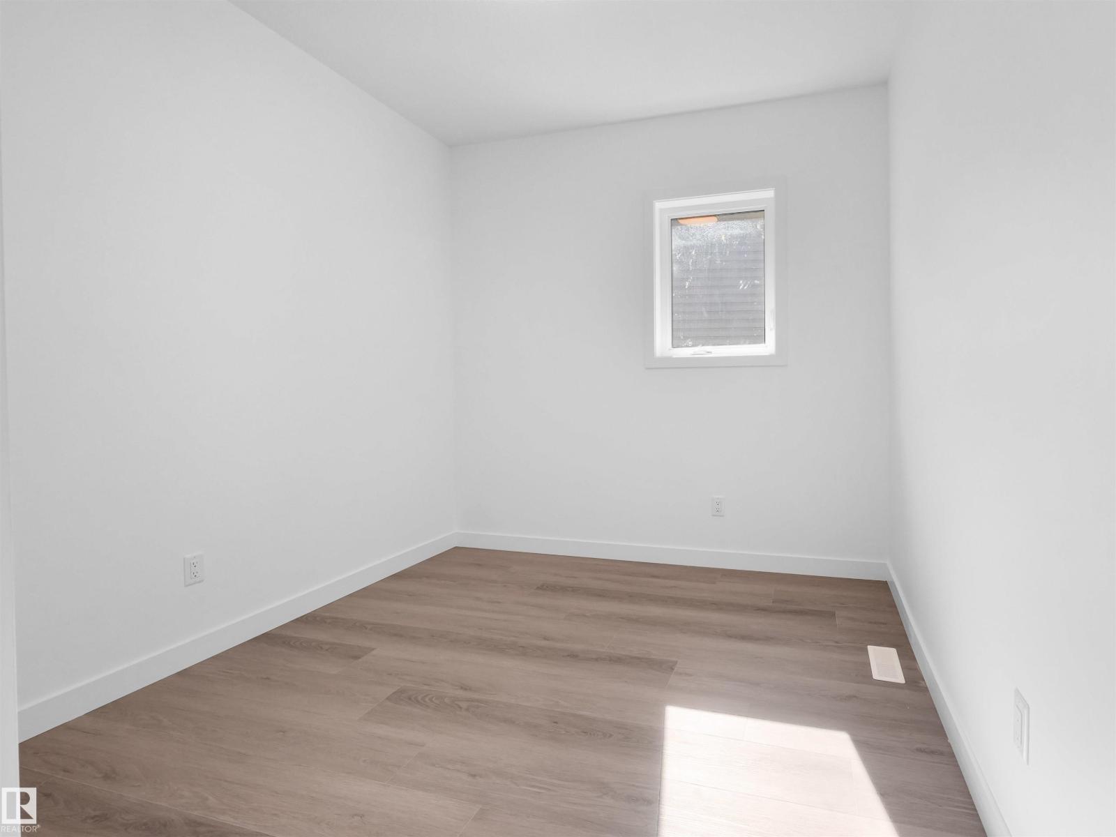 5225 47 Ave - 14