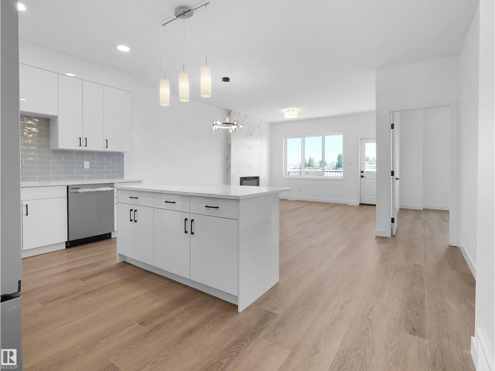 5225 47 Ave - 16