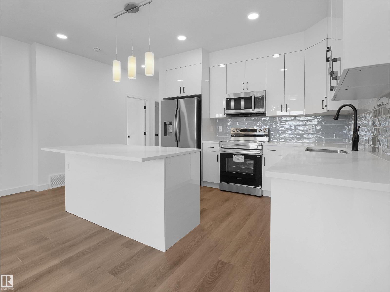 5225 47 Ave - 18
