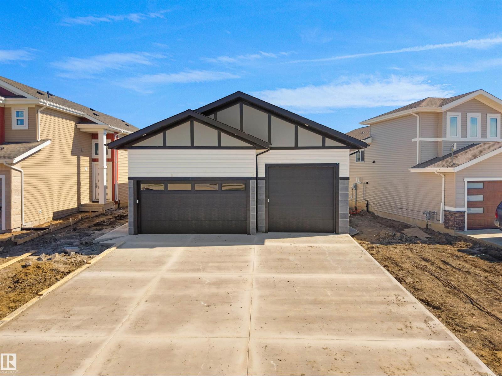 5225 47 Ave - 2