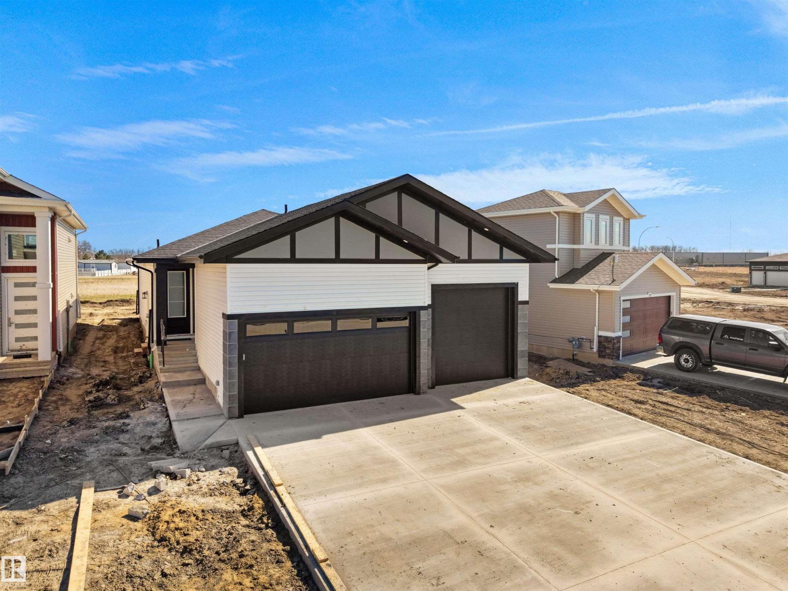 5225 47 Ave - 3
