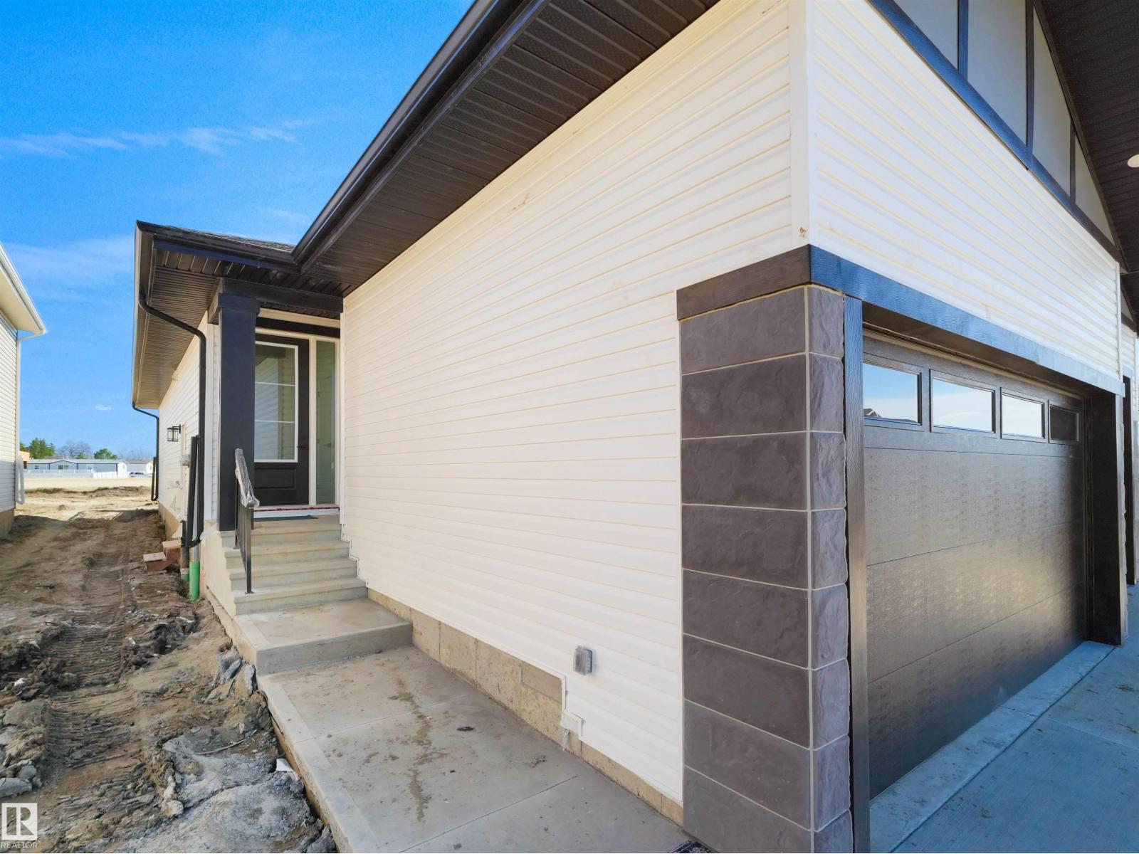 5225 47 Ave - 4