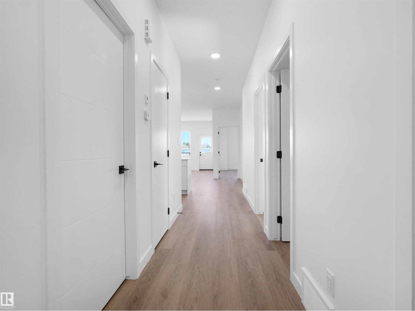 5225 47 Ave - 9