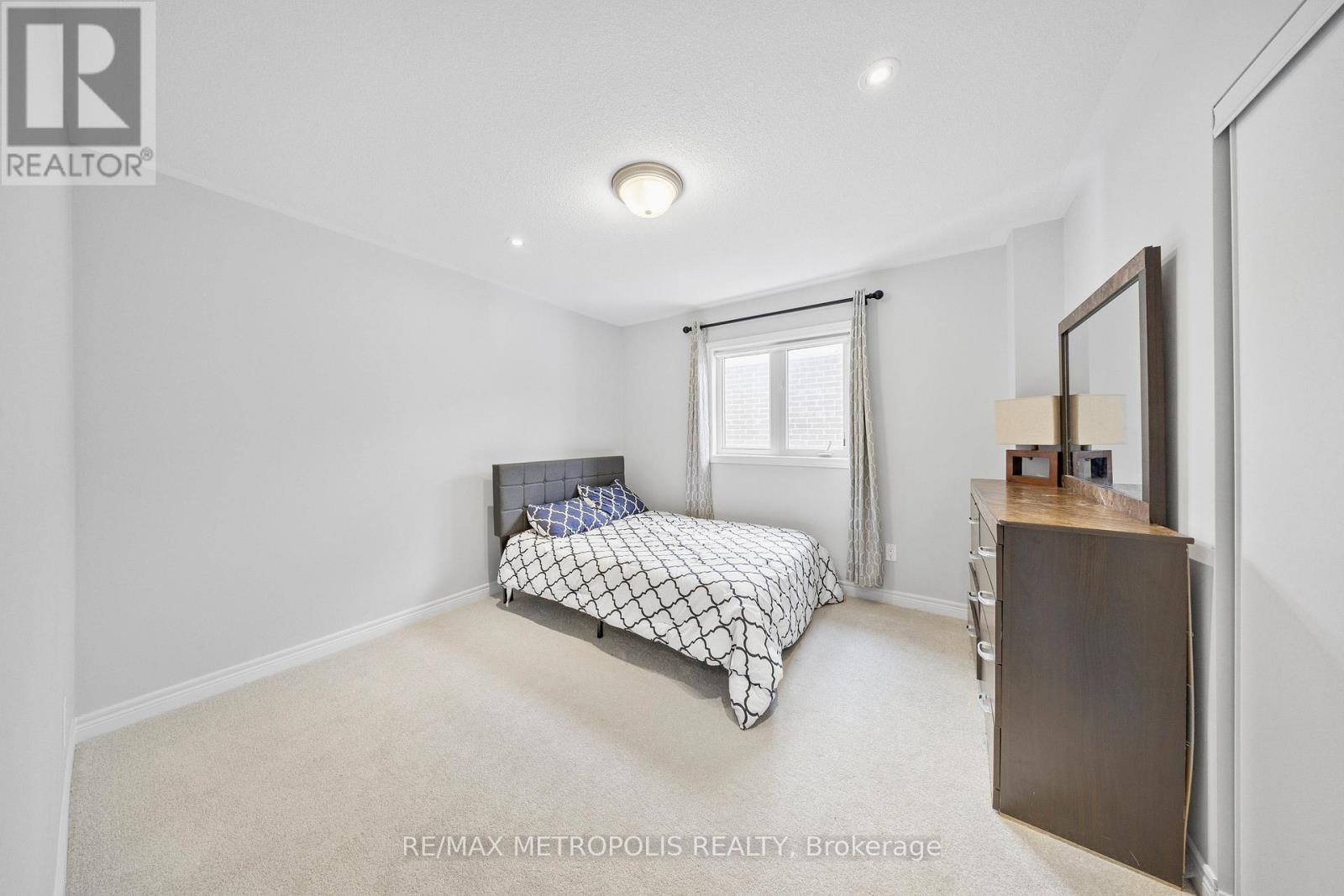 118 LORNE THOMAS PLACE - 30
