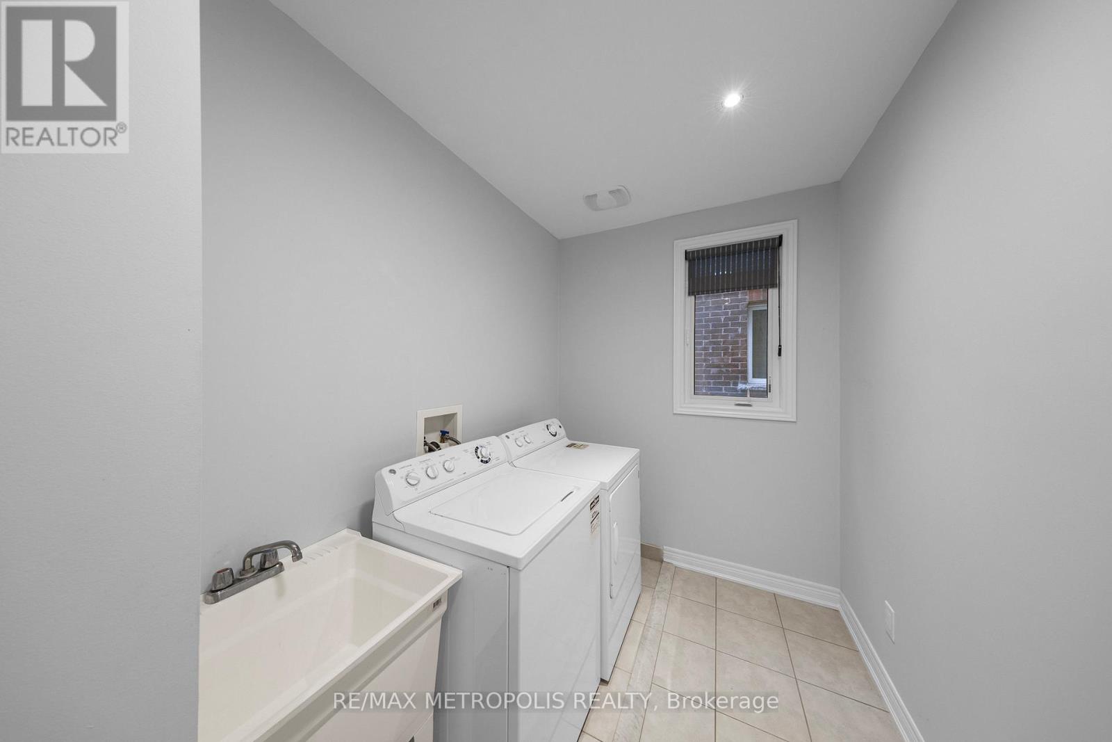 118 LORNE THOMAS PLACE - 46