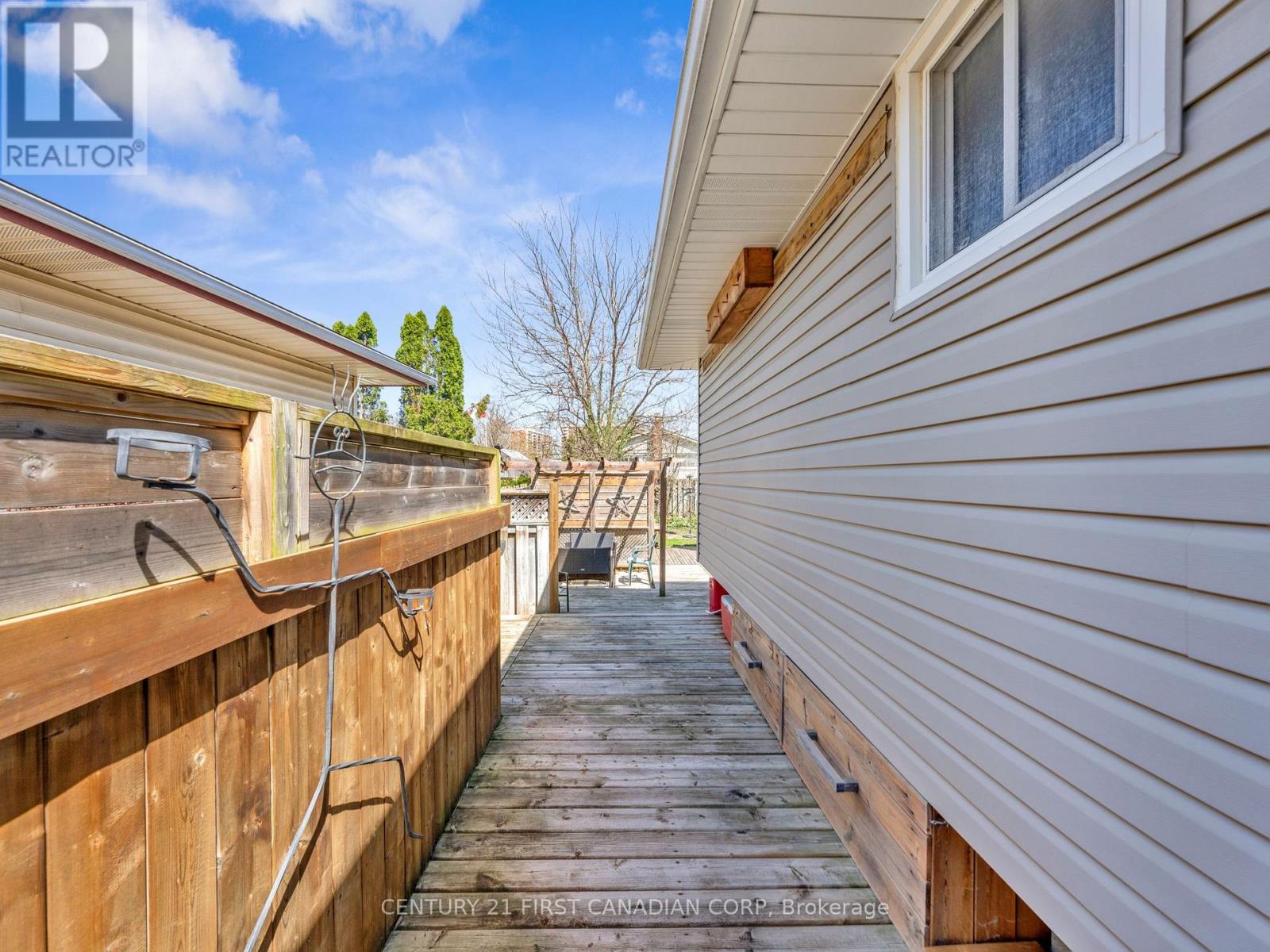 14 ALAYNE CRESCENT - 33