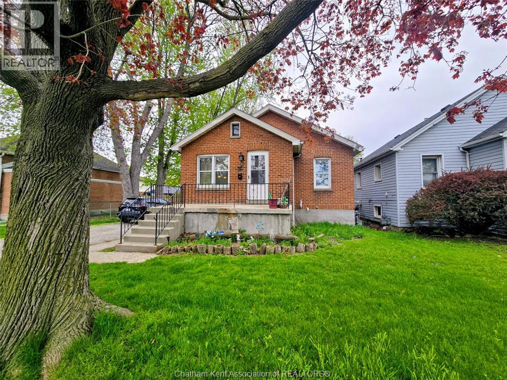 36 McNaughton Ave E AVENUE, Chatham, Ontario, N7L2G1 — Photo 4