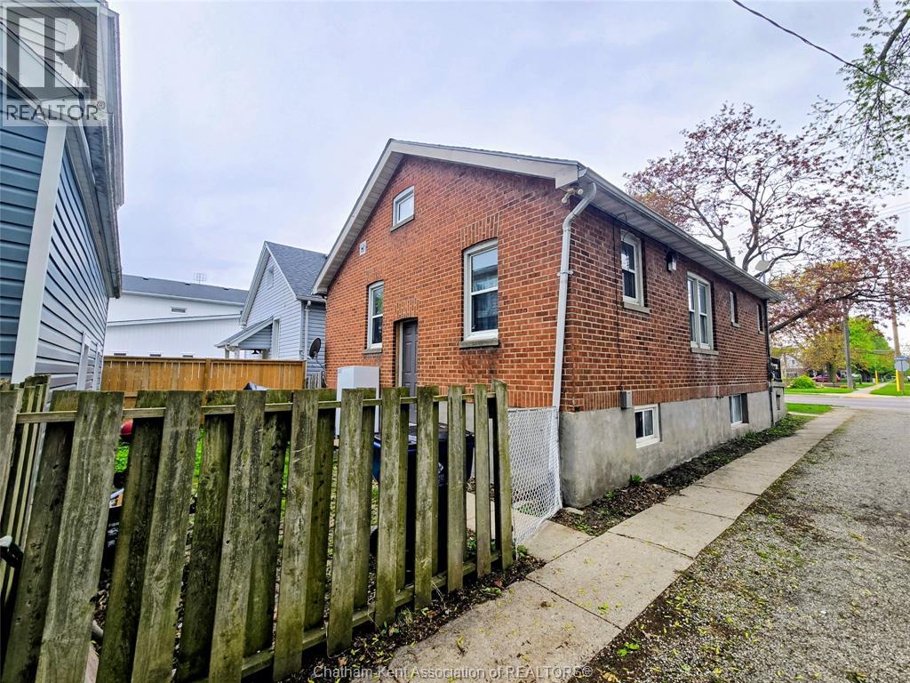 36 McNaughton Ave E AVENUE, Chatham, Ontario, N7L2G1 — Photo 5