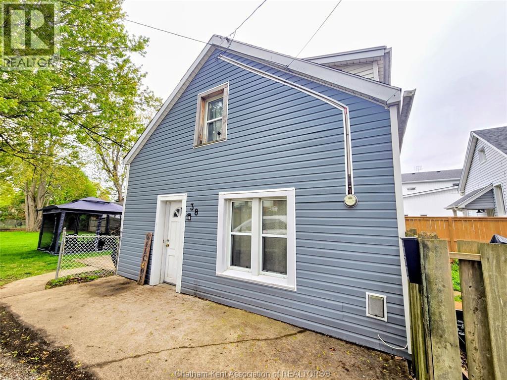 36 McNaughton Ave E AVENUE, Chatham, Ontario, N7L2G1 — Photo 6