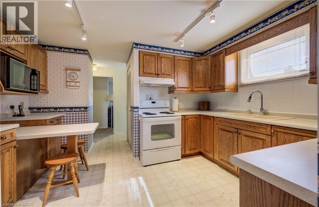 51 UNDERHILL Crescent - 10